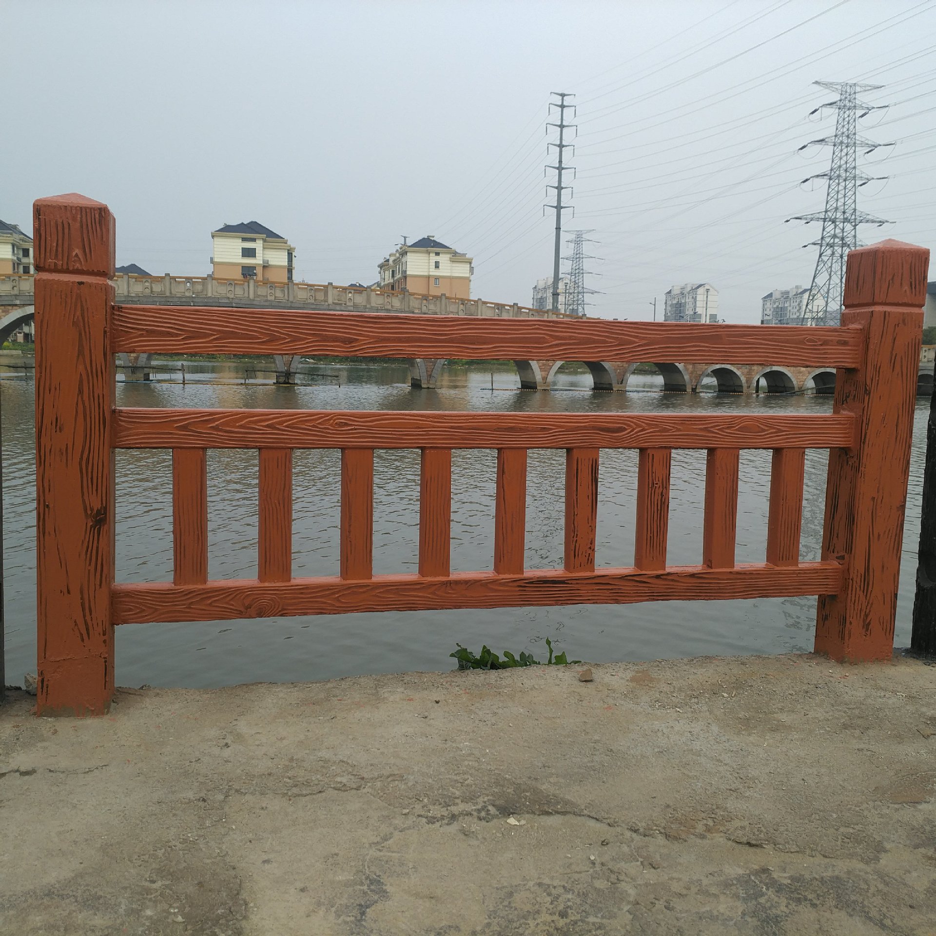 广州天河仿木护栏厂家找广东华坚水泥制品,质量可靠,抗压耐腐蚀